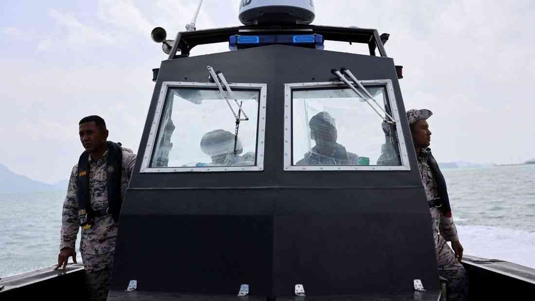 Malaysia, Thailand resume search for missing Rohingya after deadly boat sinking