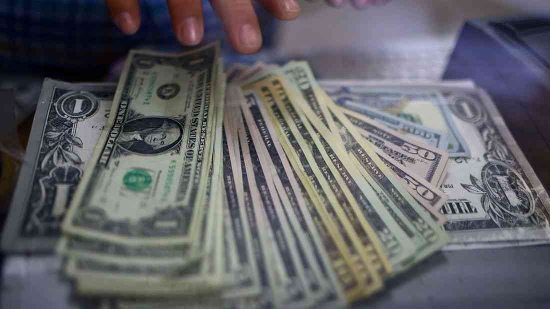 Dollar steady as growth worries tempered by hopes shutdown may end soon