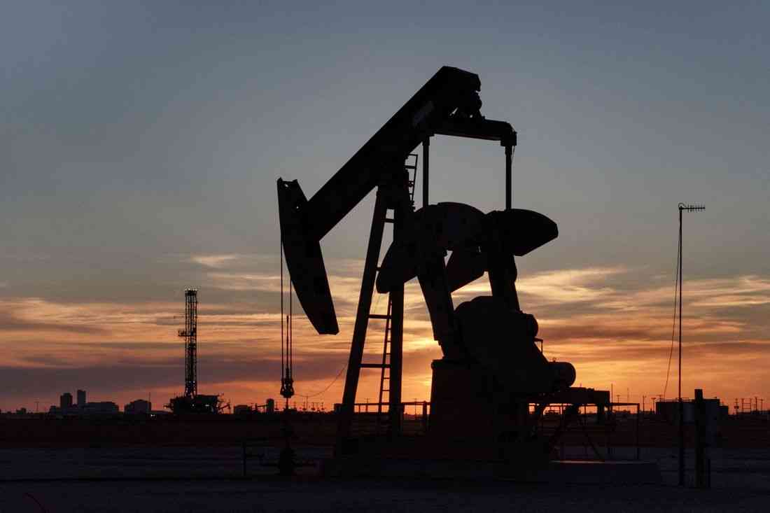 Oil becalmed as investors weigh hopes for Ukraine peace talks, U.S. rate cut
