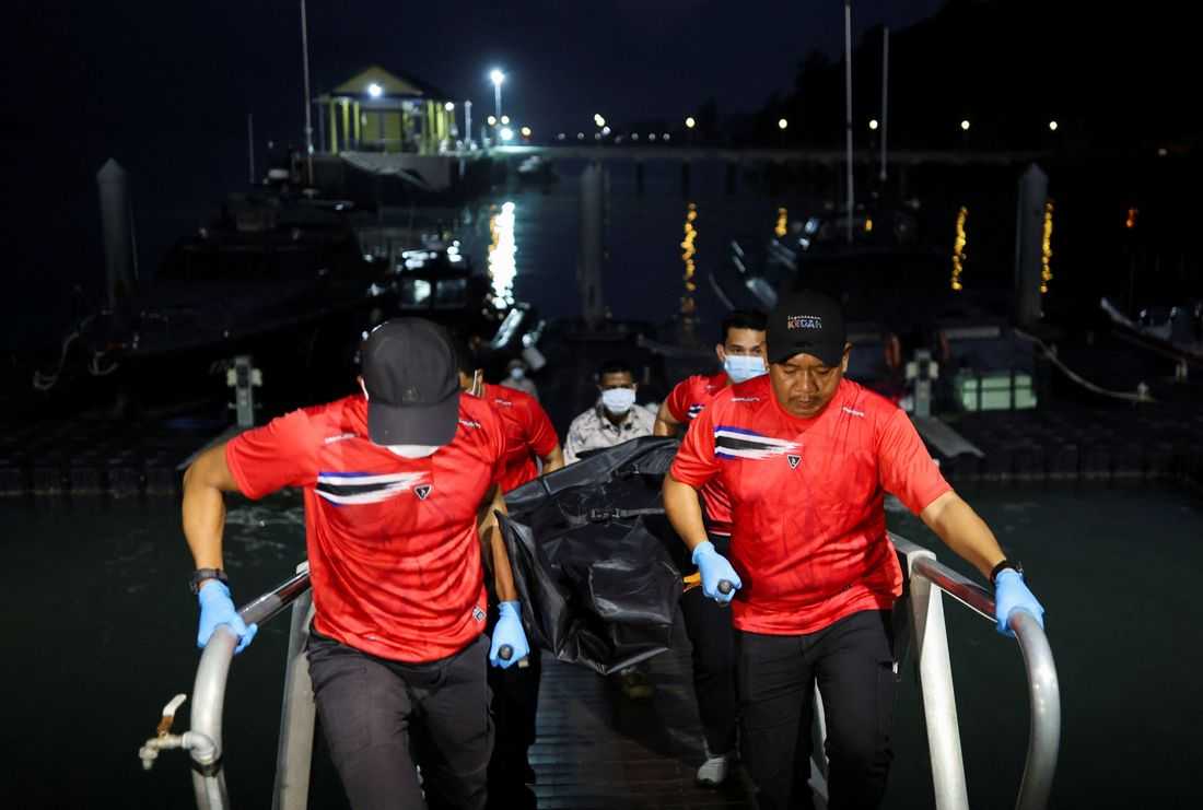 Malaysia searches for Rohingya after boat sinks, toll climbs to 21