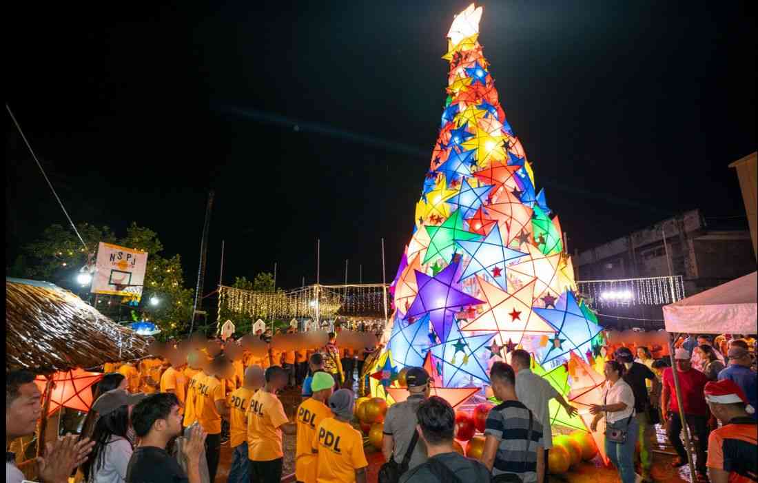 30-Foot Christmas Tree Made by Inmates Lights Up at Northern Samar Provincial Jail