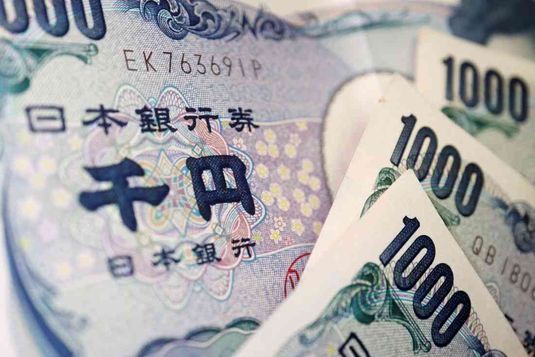 Yen weaker in thin trading as traders stay alert to intervention risk