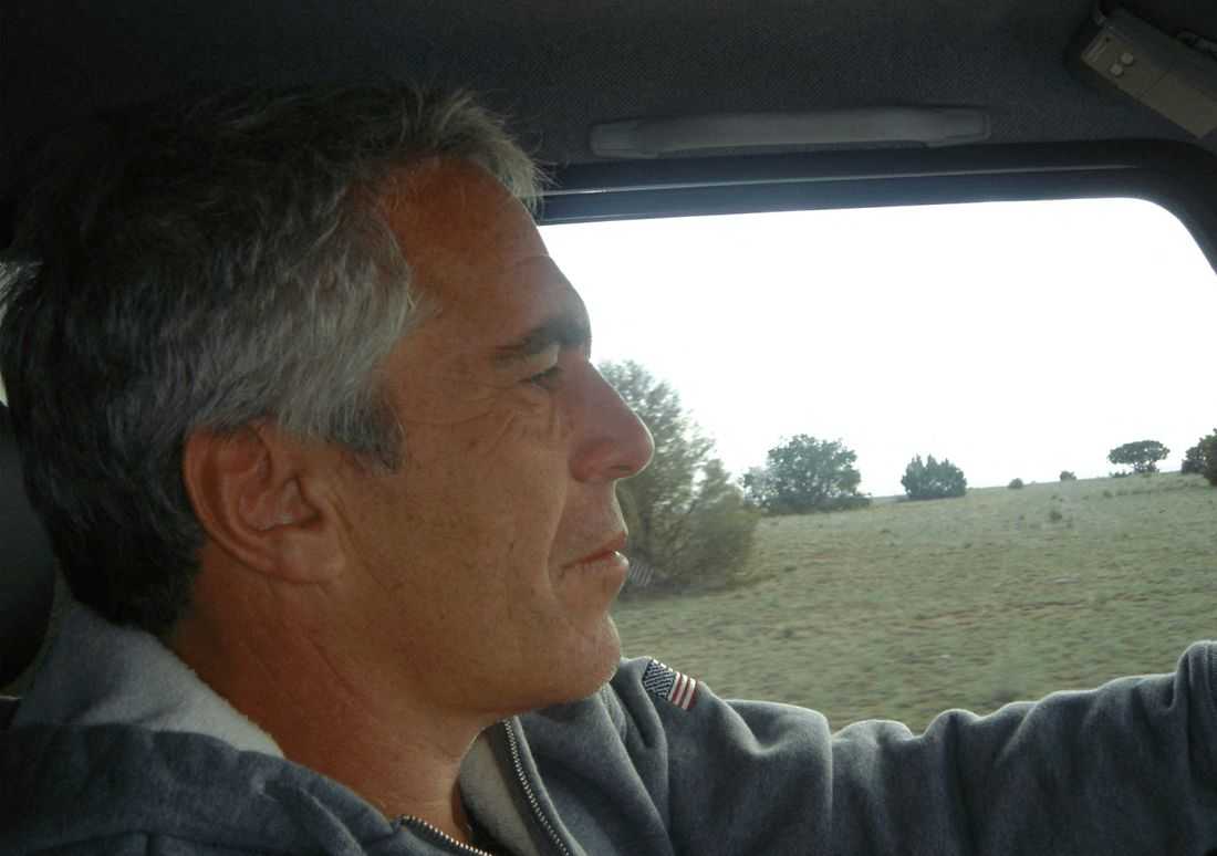Trump flew on Epstein jet eight times in the '90s, according to prosecutor email