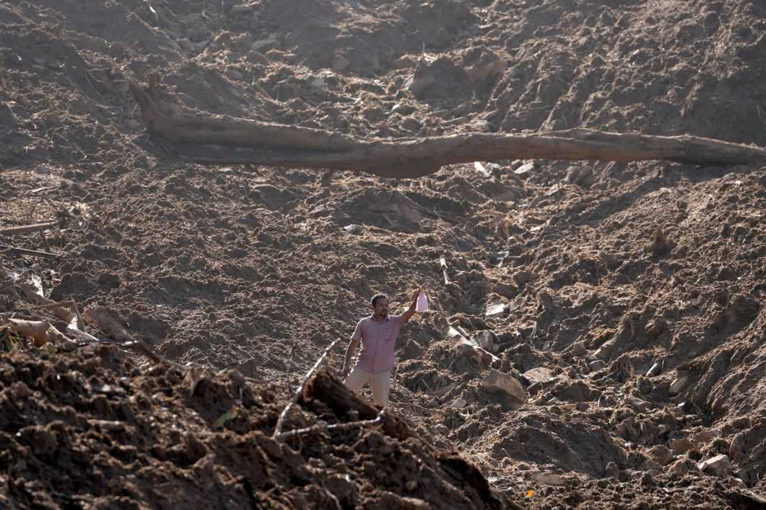 Sri Lankans sift mud to unearth victims four days after deadly cyclone