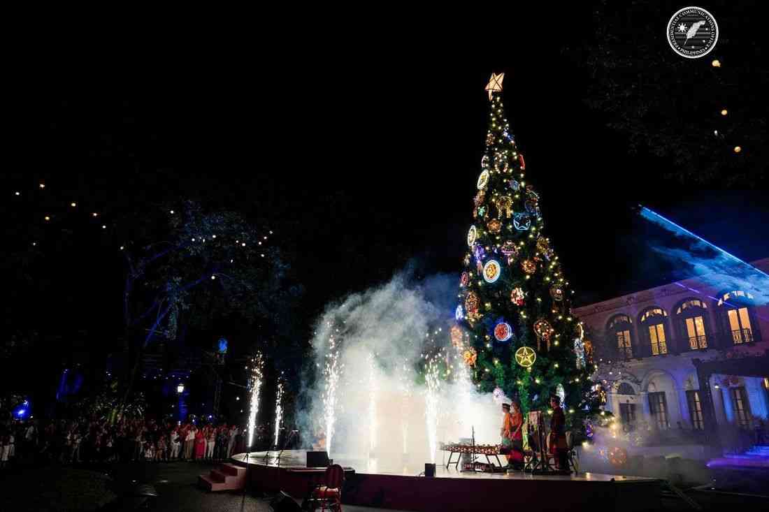 Palace orders gov't agencies to observe 'simple, meaningful' holiday celebrations