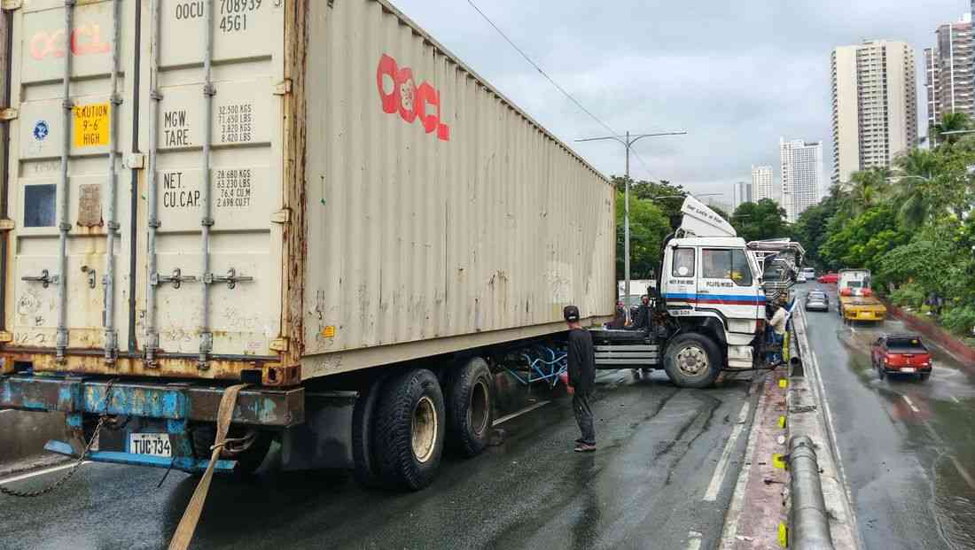 Trailer truck crashes into Buendia flyover railings; one injured