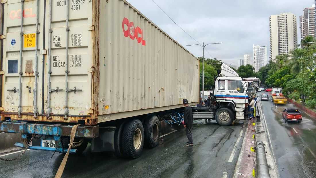 Trailer truck crashes into Buendia flyover railings; one injured