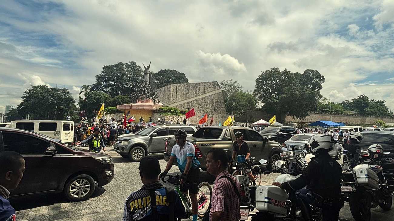 ‘Hindi sila patas makipaglaban’: Anti-corruption rallyists march to EDSA People Power Monument