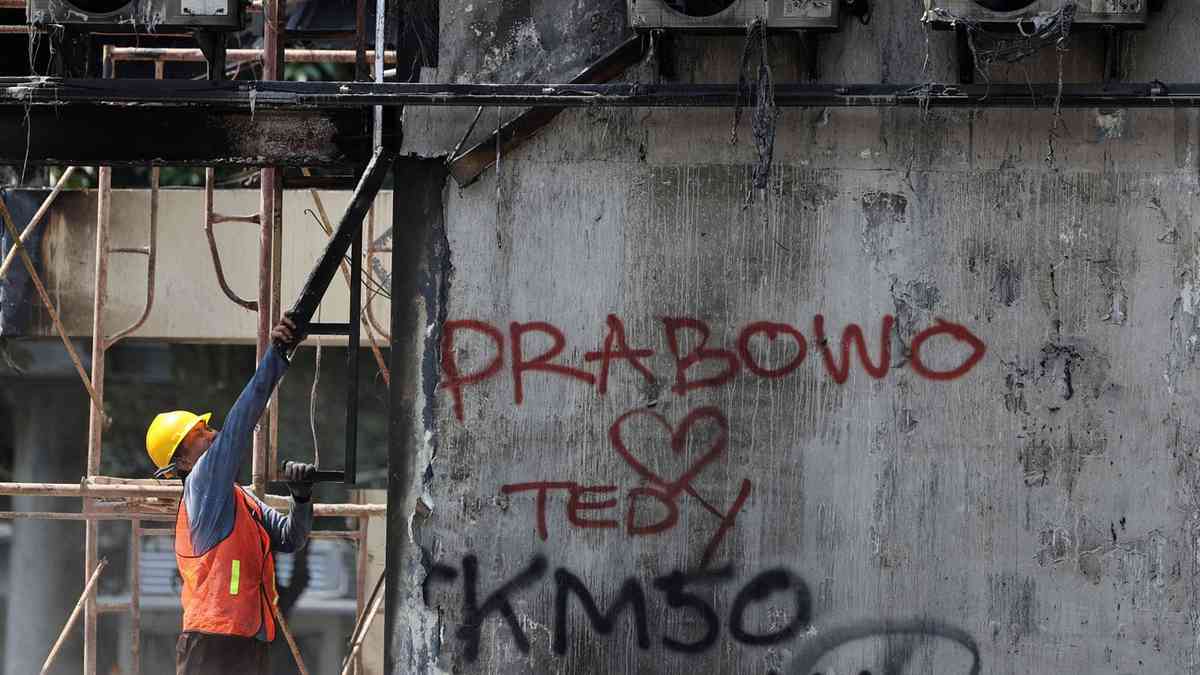 Indonesian students to stage parliament protest, await meeting with government