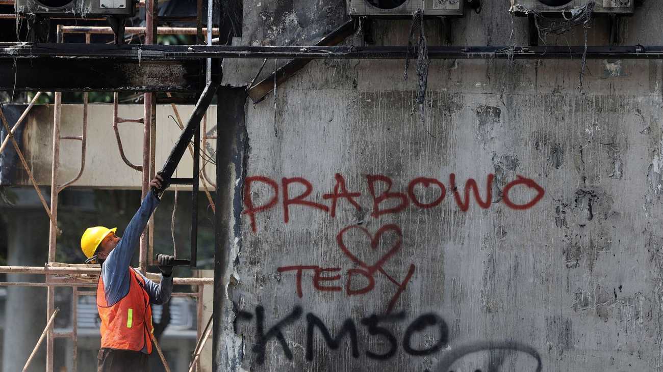 Indonesian students to stage parliament protest, await meeting with government