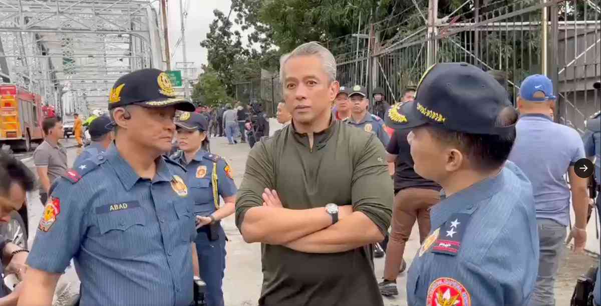 Minors behind Ayala Bridge torching incident allegedly sought to burn the Palace — Remulla