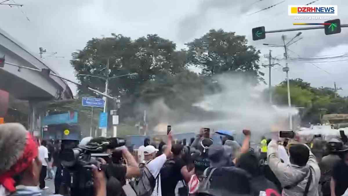 Tensions rise as masked protesters throw smoke grenades, others along Mendiola