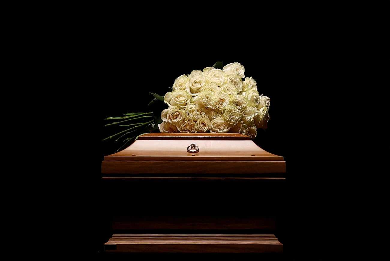 Thousands bid silent farewell to Giorgio Armani in Milan