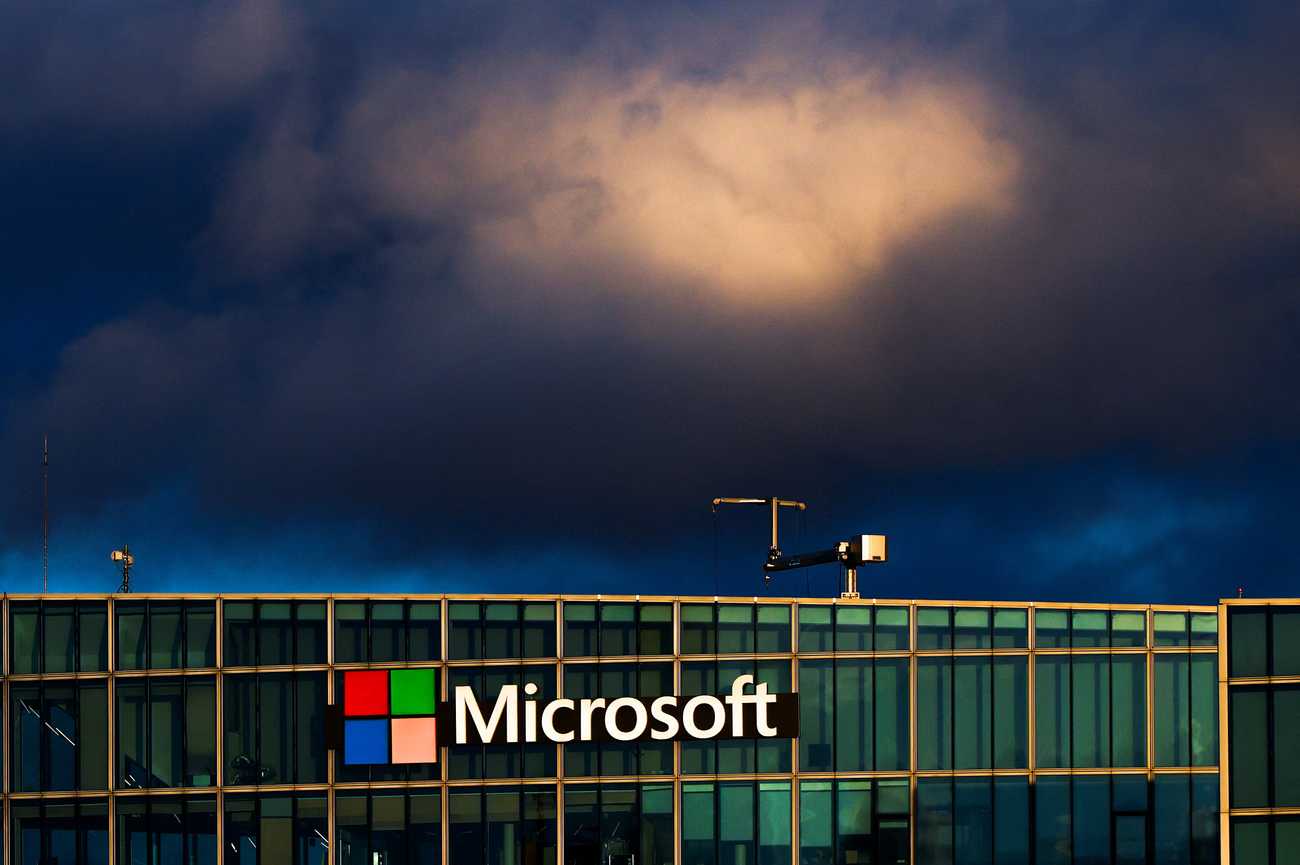 US tech shares fall as Trump slaps steep new fees on H-1B visas