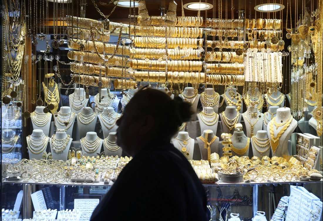 Gold rushes to record high above $5,000/oz
