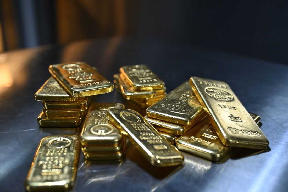 Gold blasts past $5,500/oz to record high on safe-haven demand