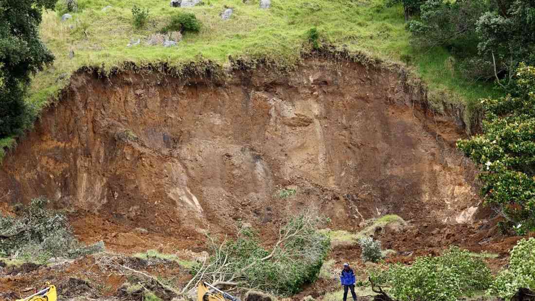 Survivors unlikely in New Zealand landslide, police say