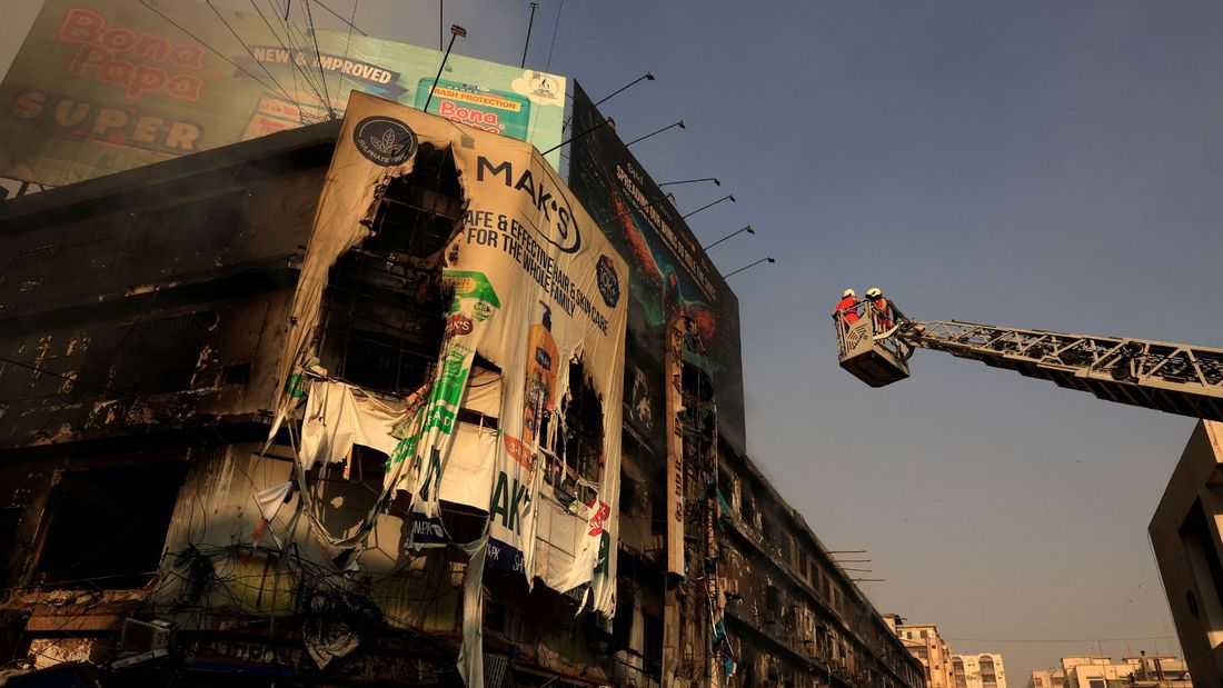 Dozens missing after massive Karachi mall fire, 21 killed