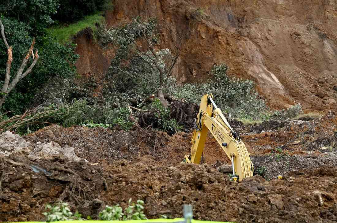 New Zealand resumes victim recovery efforts after fatal landslide