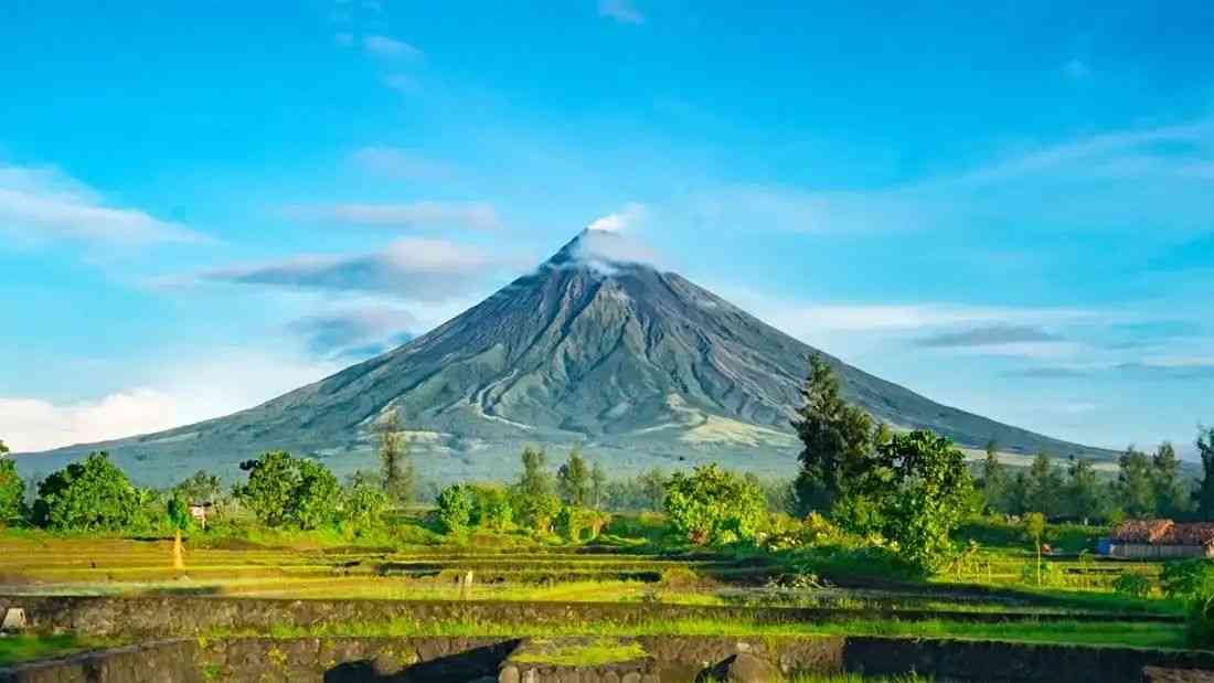 Mayon Volcano raised to alert level 2, residents barred from entering into 6-km danger zone