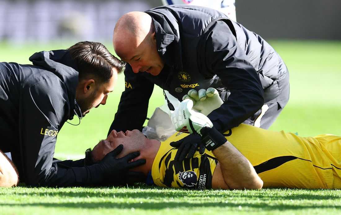 Soccer - Chelsea's Martinez undergoes surgery after collision at Everton