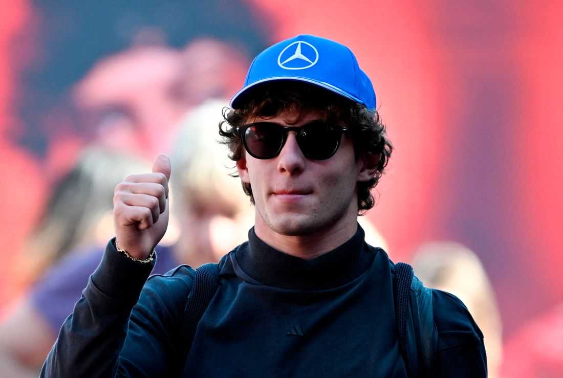 Motor racing-Antonelli on pole for US Grand Prix that could secure F1 title