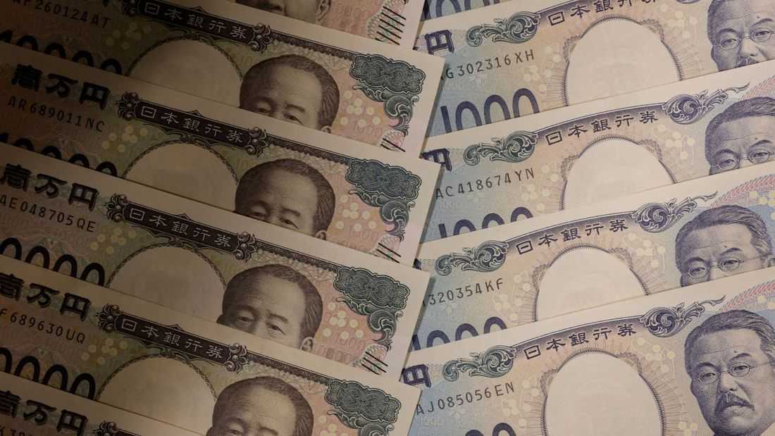 Yen slips ahead of central bank bonanza, dollar firms on tech rebound