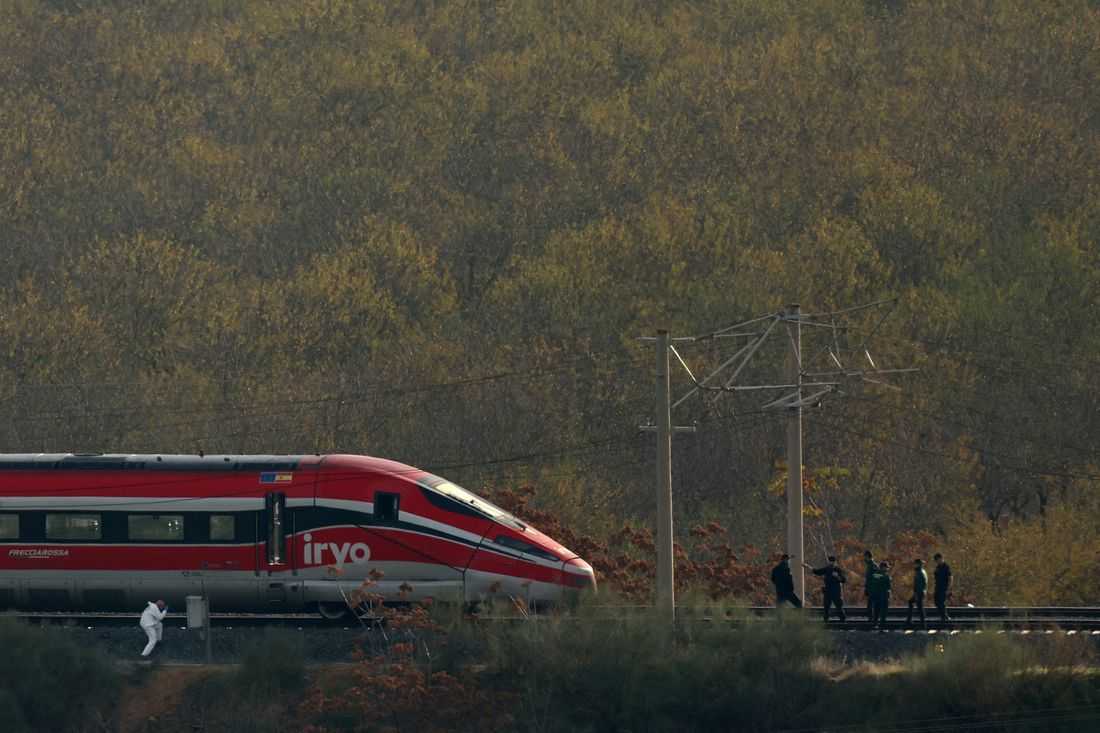 Spanish train was travelling at 160 kph when it smashed into second one, report finds