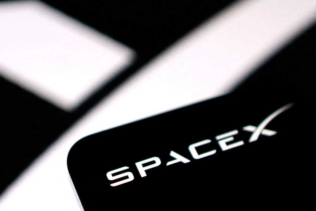 SpaceX takes aim at US wireless carriers with spectrum acquisition