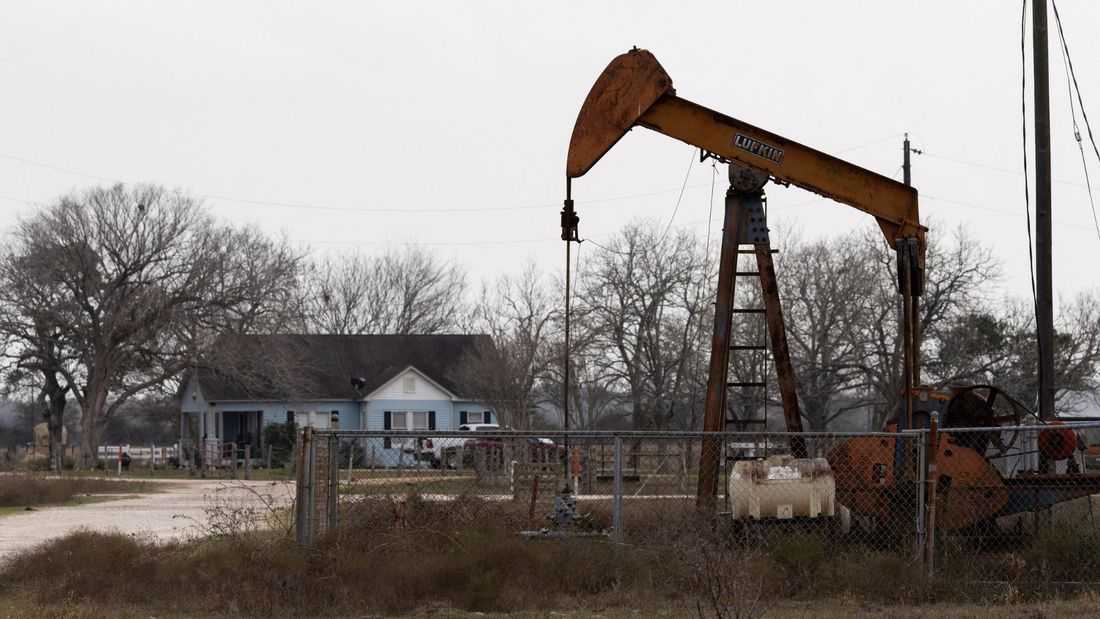 Oil prices retreat as investors weigh supply outlook, Middle East tensions