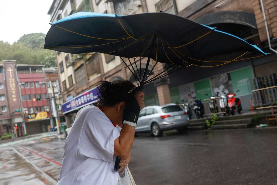 Typhoon Champi sweeps past Taiwan, one dead and 500 injured