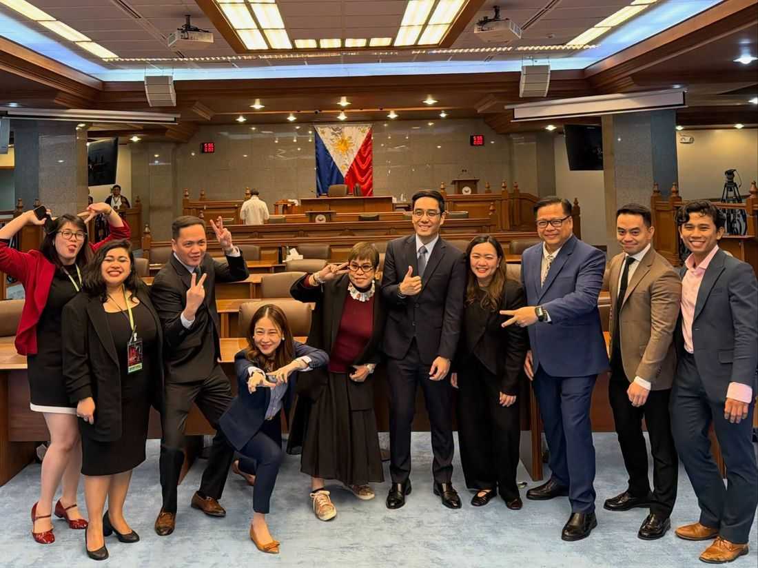 House prosecution team apologizes for 'wacky photos' inside Senate session hall