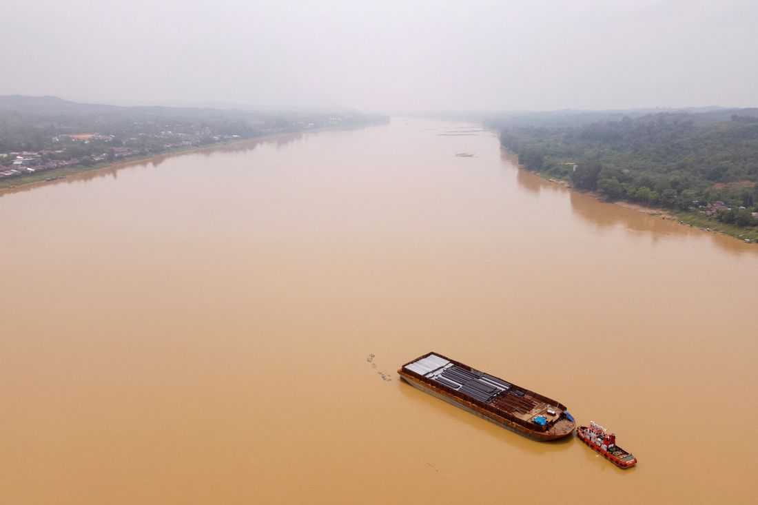El Niño-powered drought leaves Indonesian palm farmers high and dry as river recedes