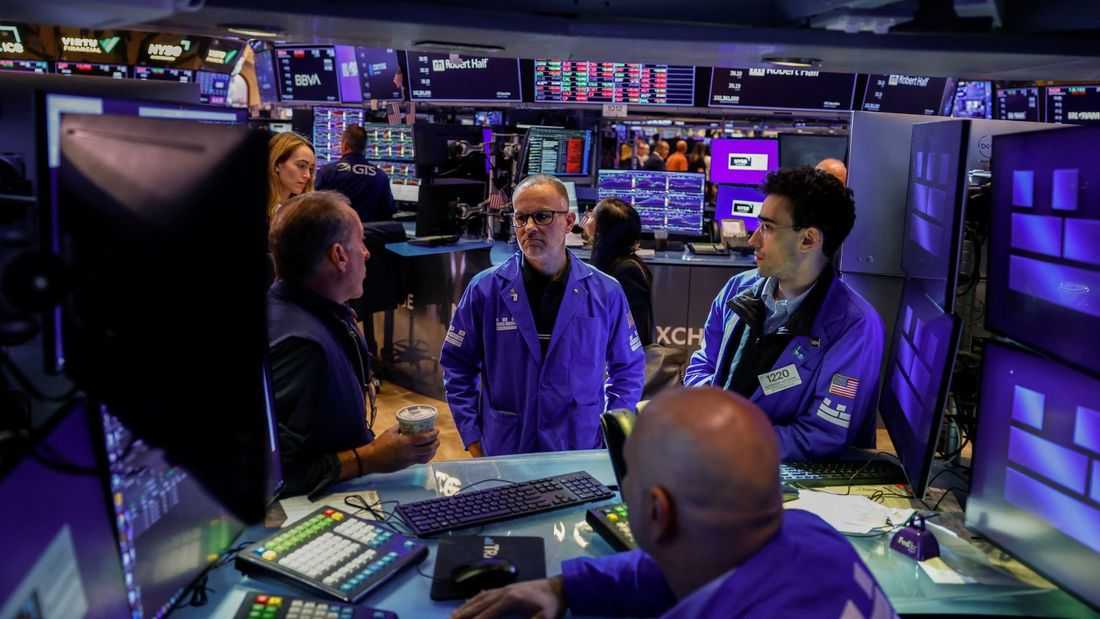 Stocks advance ahead of earnings, navigating still-high Treasury yields and oil prices