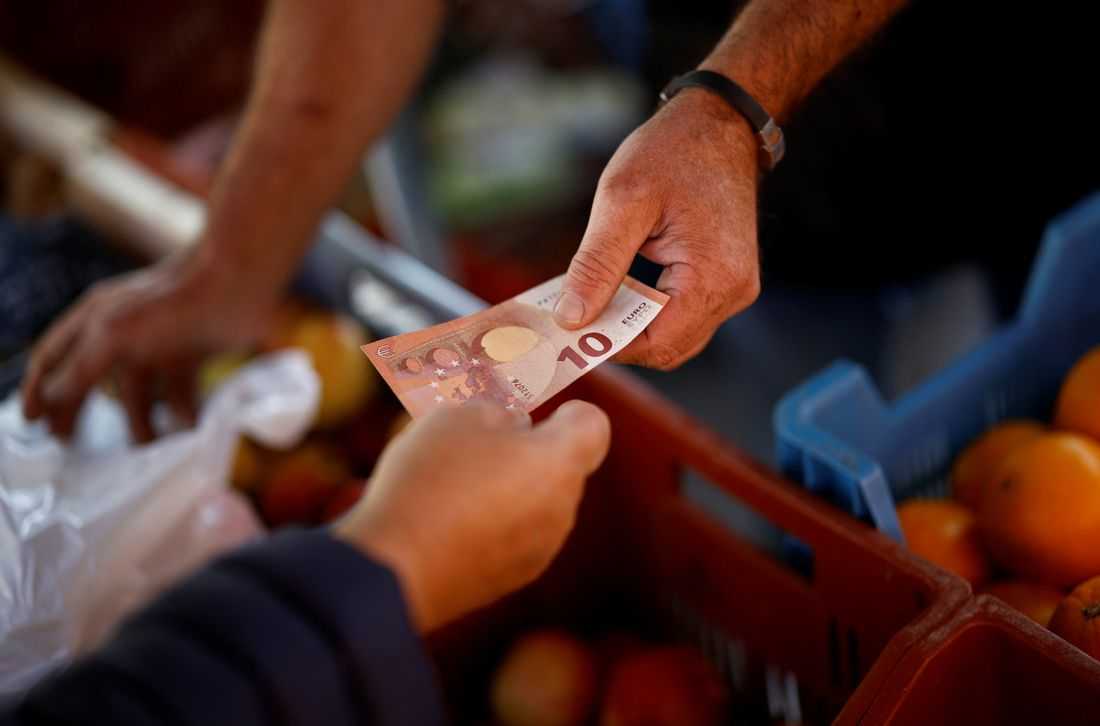 Dollar heads for weekly fall as investors gauge AI selloff impact