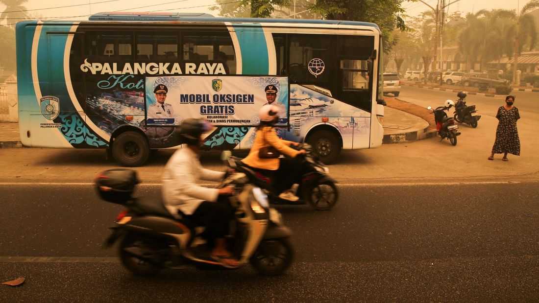 Indonesia sends oxygen bus to aid residents choking on forest fire haze