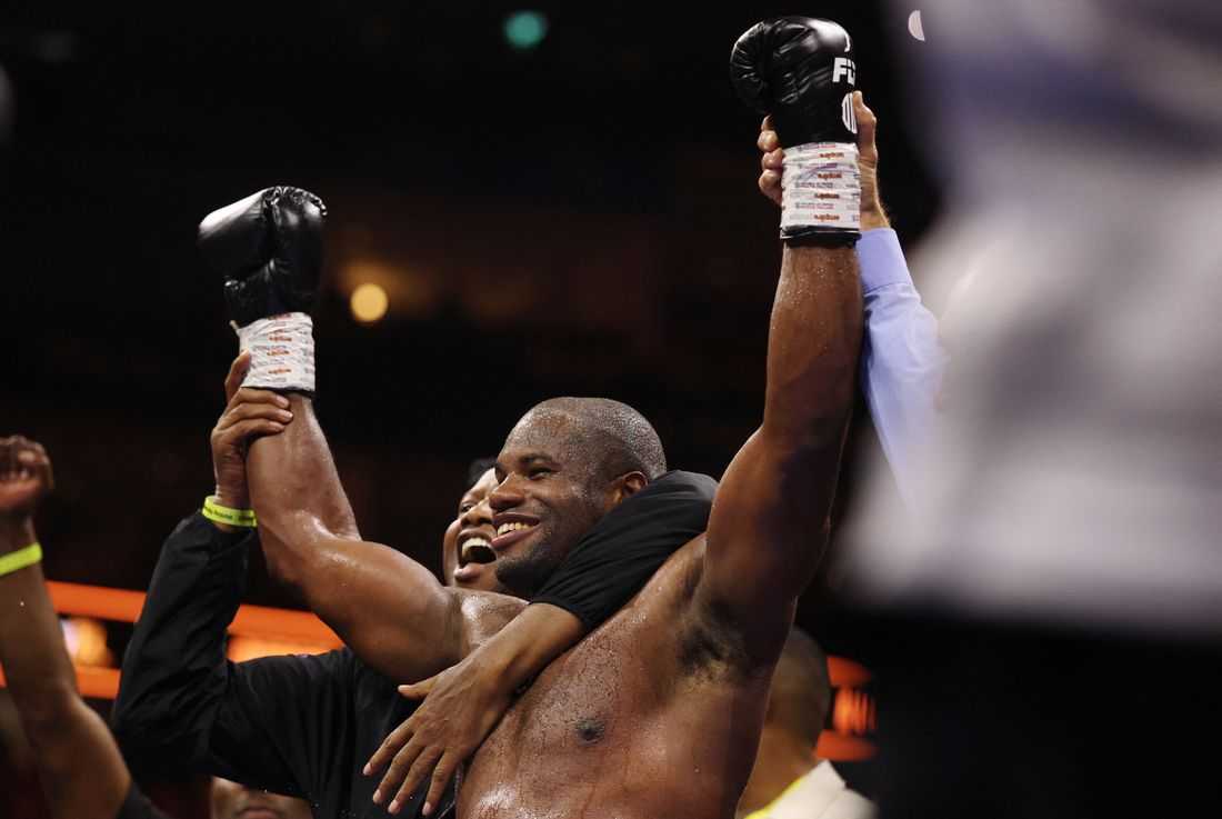 Boxing-Dubois defeats Wardley in short order to retain WBO heavyweight title