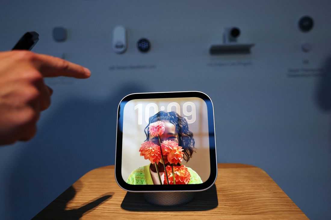 Apple bets on new screen gadget, Siri AI in home device push