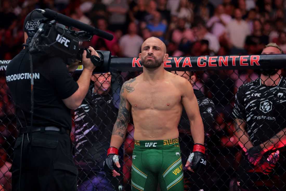 Mixed Martial Arts - Volkanovski keeps promise with quick win over Evloev at UFC 333