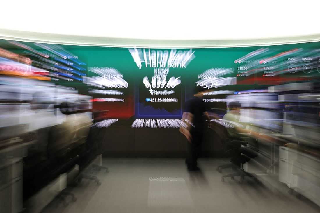 Asian stocks dive on AI jitters ahead of US bank earnings