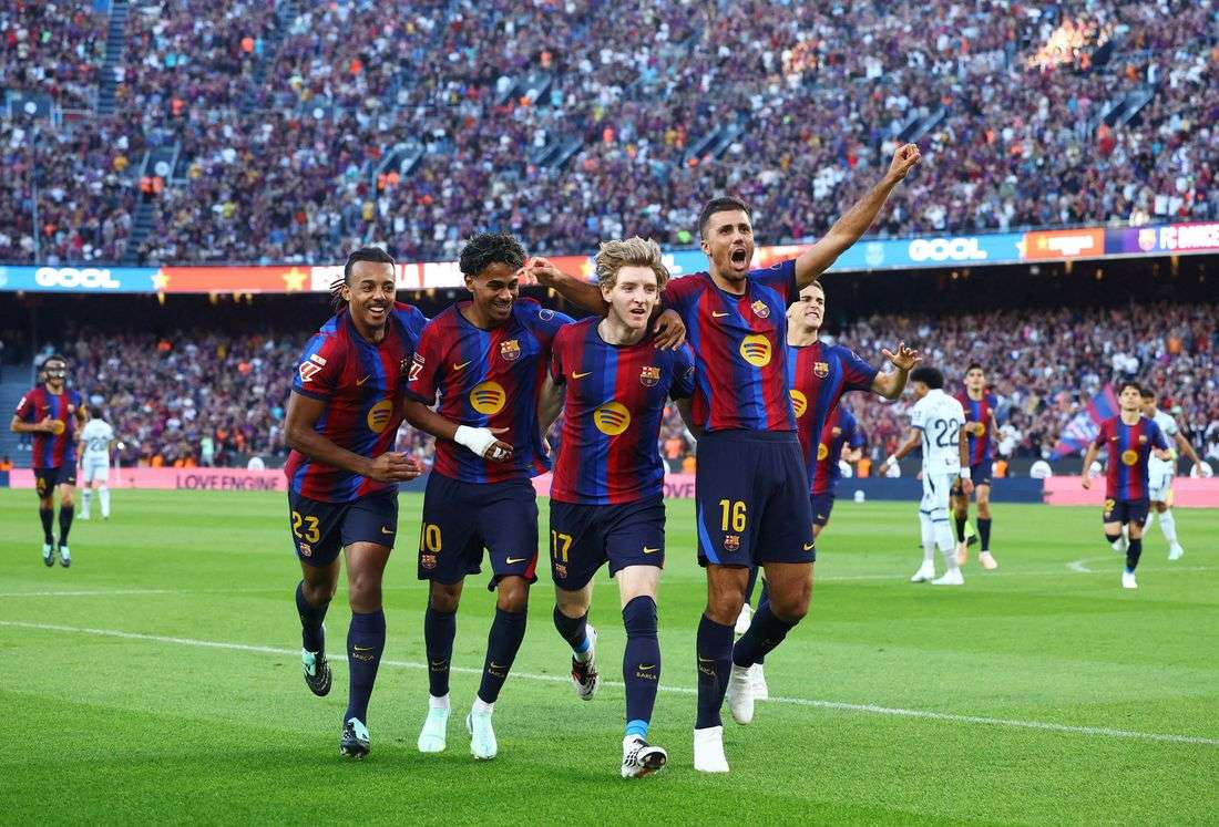 Soccer-Barcelona cruise past Getafe, Real Madrid stutter to win over Villarreal