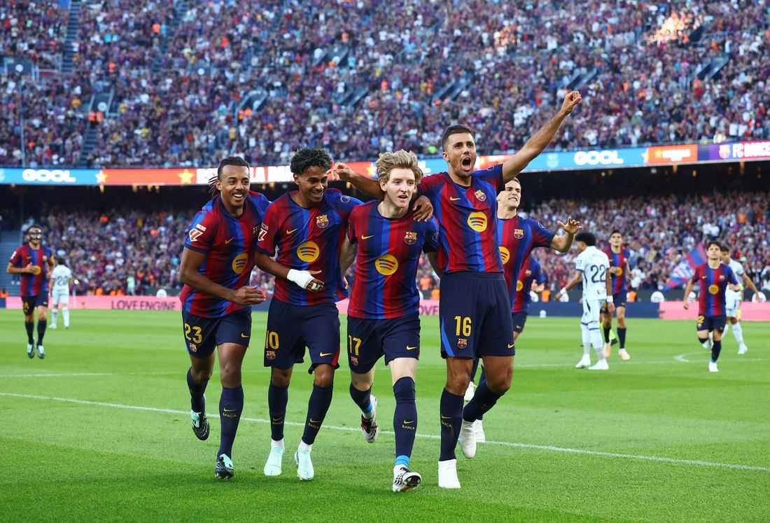 Soccer-Barcelona cruise past Getafe, Real Madrid stutter to win over Villarreal