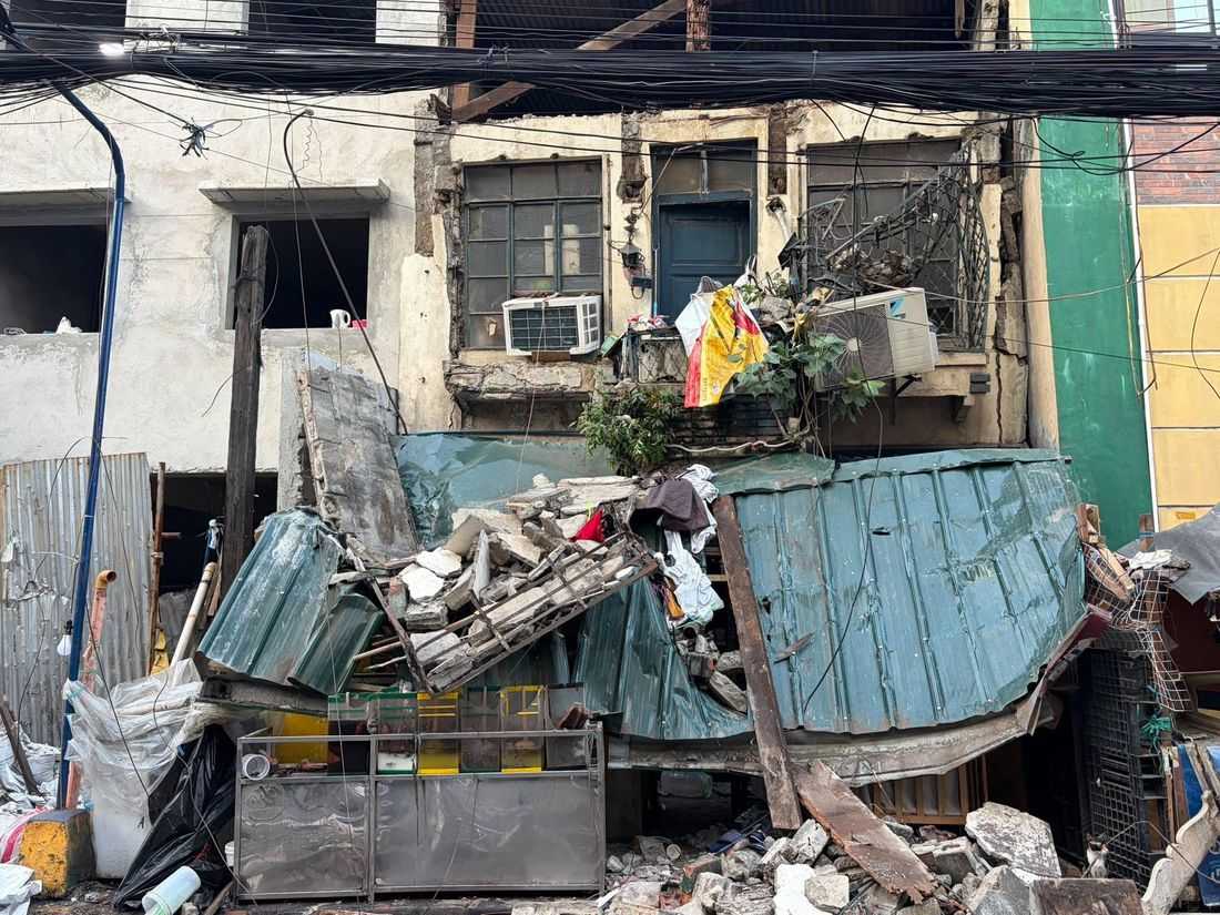 2 injured as portion of old house collapses in San Nicolas, Manila