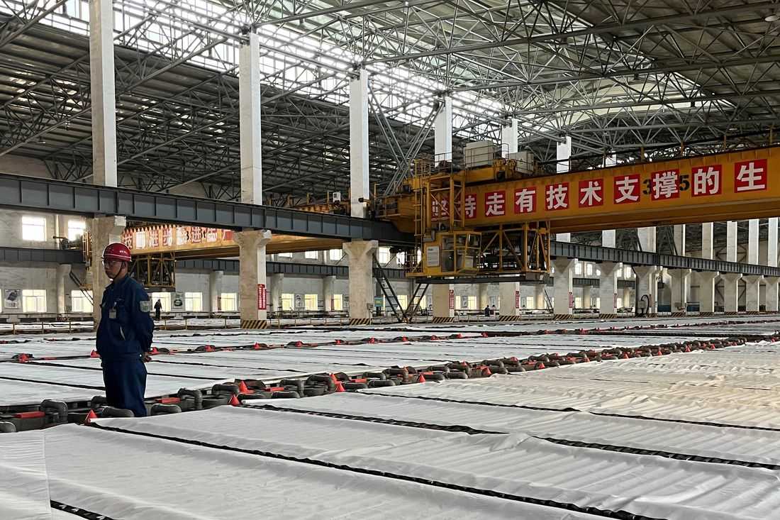 Shanghai copper tumbles amid broad selloff ahead of China holiday