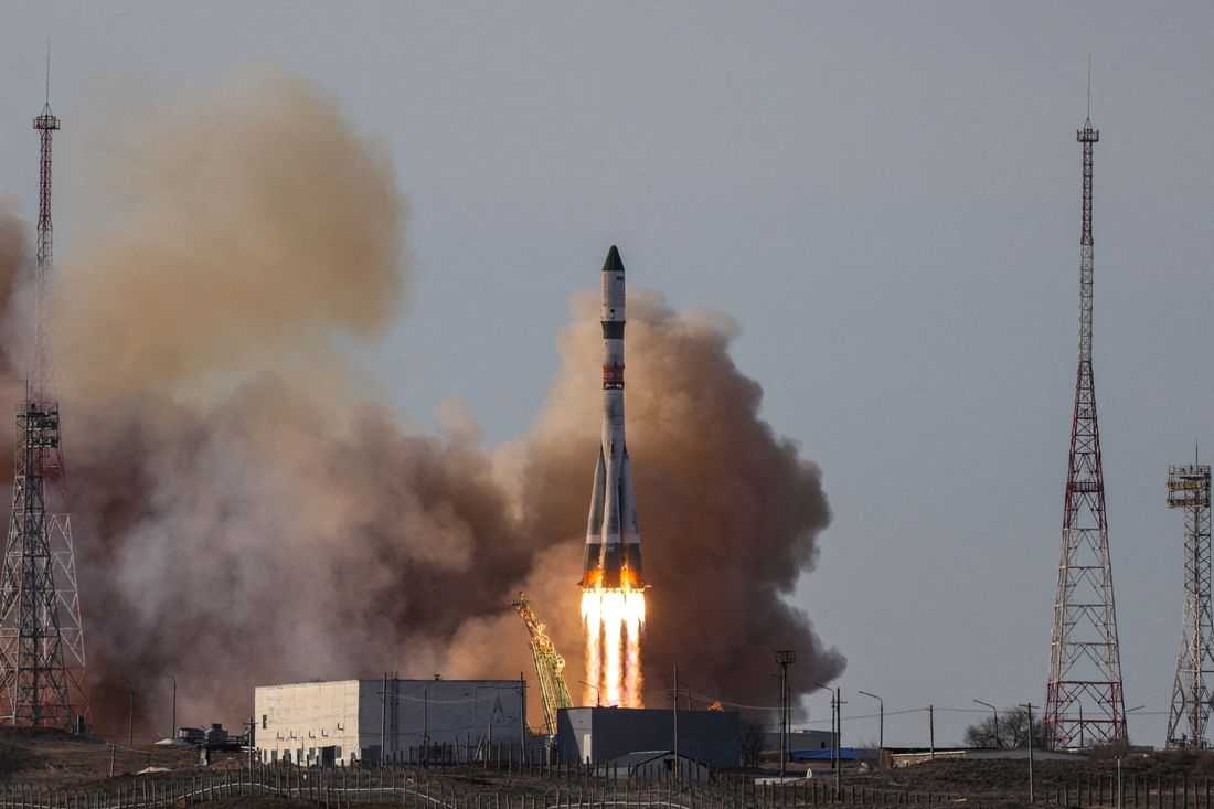 Russian space craft antenna problem forces manual docking with ISS