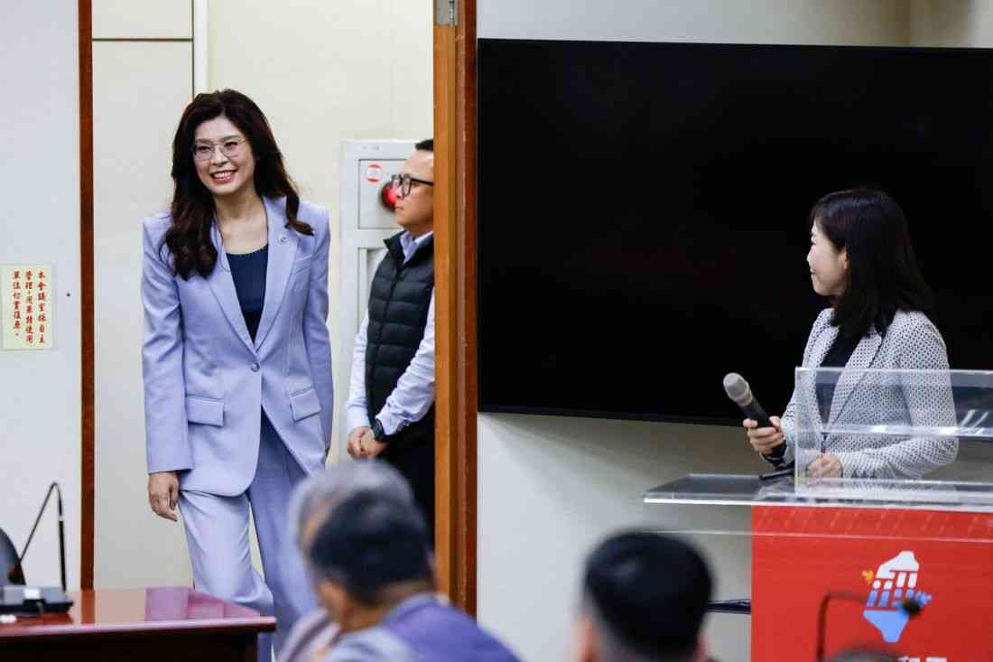 Taiwan opposition leader pledges reconciliation at memorial for founding father in China