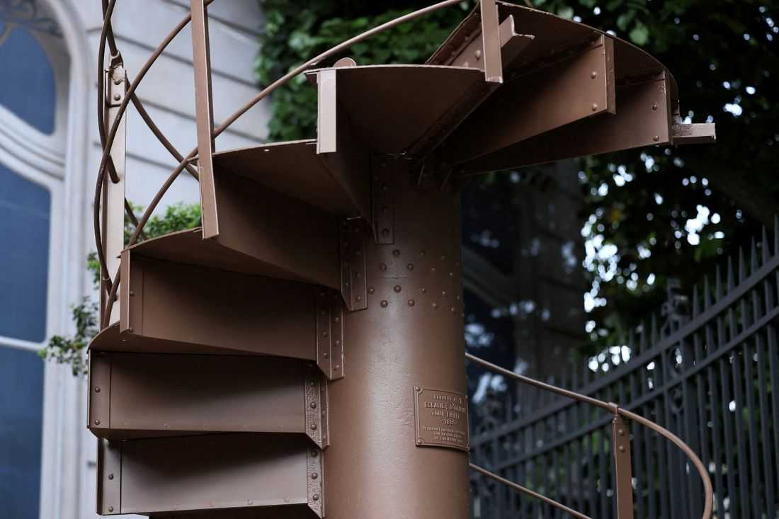 Section of Eiffel Tower staircase fetches over €450,000 at auction