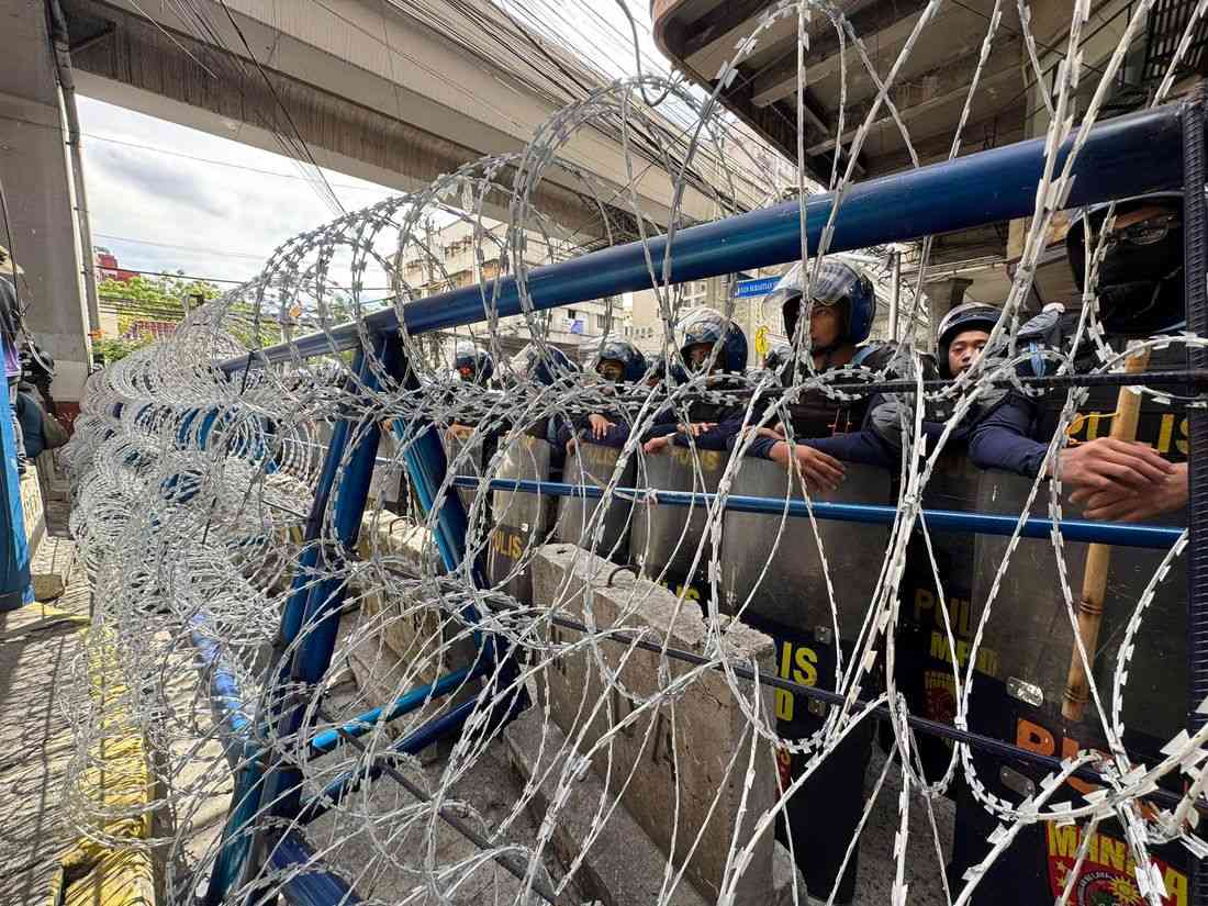 Over 1.6K cops deployed at Mendiola amid Labor Day protests; street barricaded