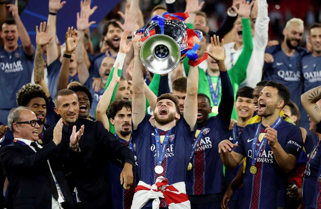 Soccer-Kvaratskhelia named Champions League's best player, five from PSG in team of season