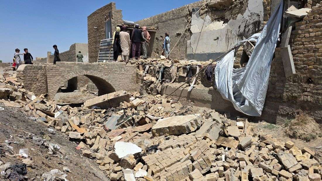 Afghan refugees stranded at Pakistan border amid renewed fighting